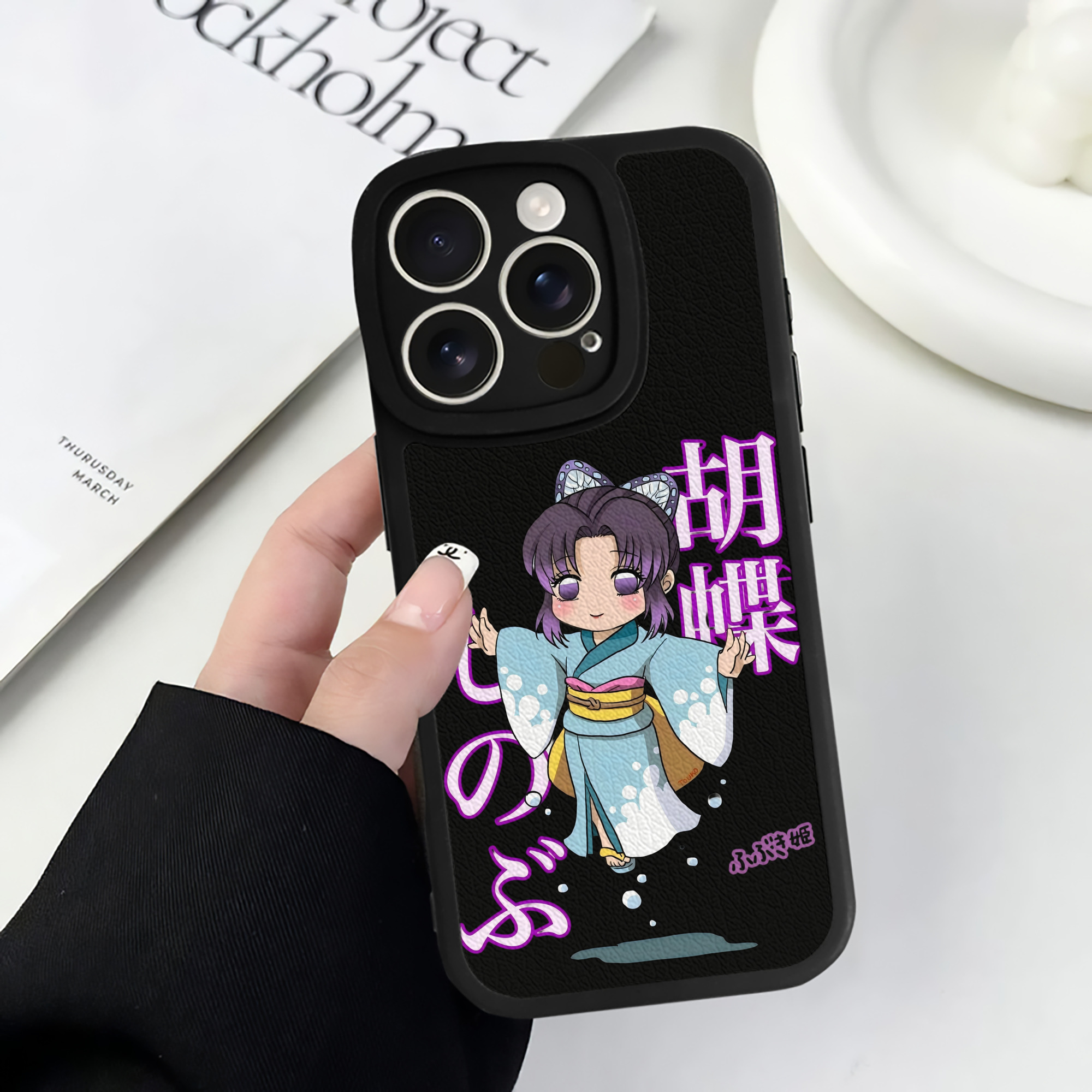 （画像用） 鬼滅の刃（きめつのやいば）蟲柱-胡蝶 しのぶ／こちょう しのぶ Kochou Shinobu 【iPhone 16シリーズ対応】シリコンスマホケース（レザー調） 材質：シリコン